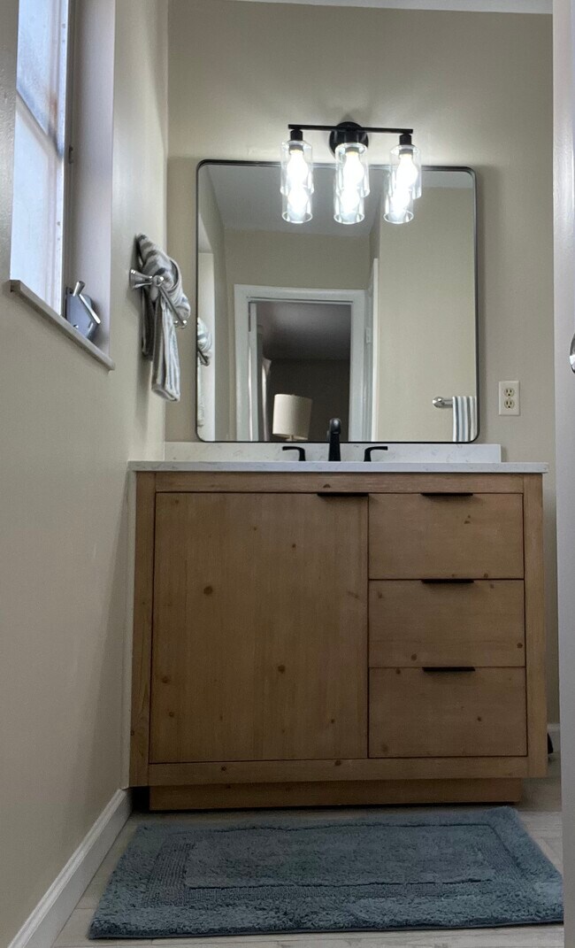 Building Photo - 220 Park Blvd N