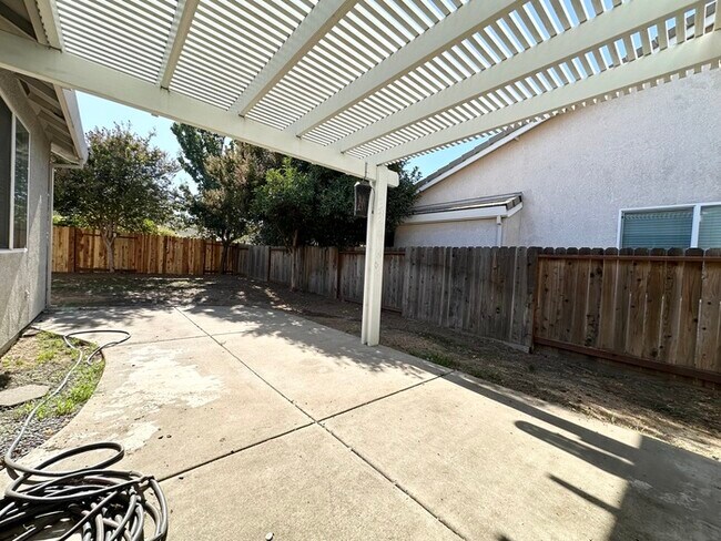 Building Photo - Rosevilles desirable Highland Reserve neighborhood