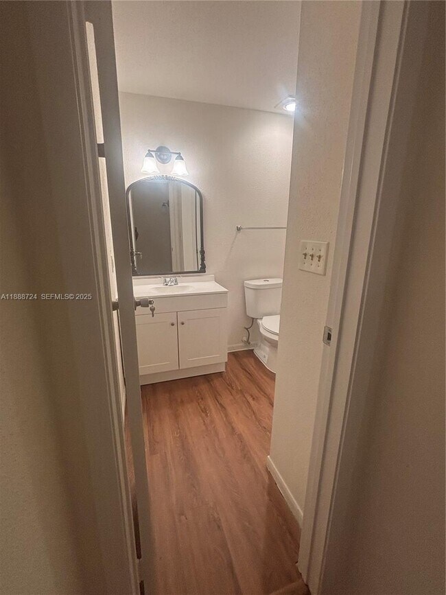 Building Photo - 875 Riverside Dr