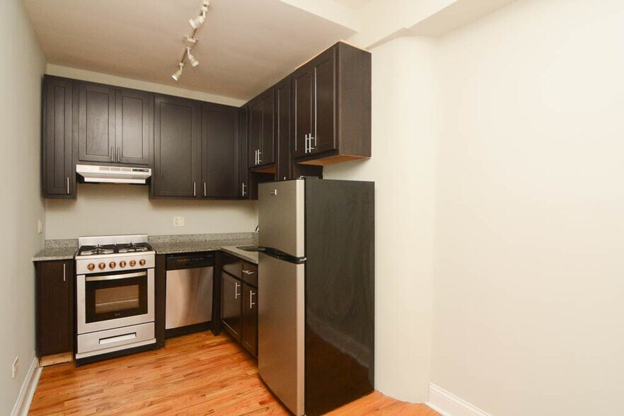 Building Photo - 4742 N Hermitage Ave