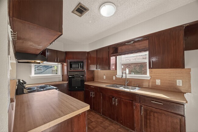 Building Photo - 1211 Helms Rd