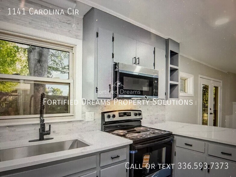 Building Photo - 1141 Carolina Cir