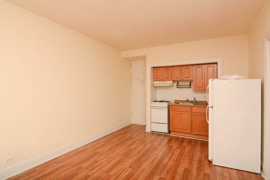 Building Photo - 3335 W Diversey Ave