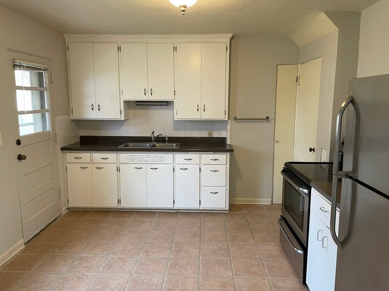 Kitchen - 1328 Rust St