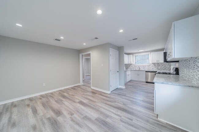 Building Photo - 5739 Skylane Dr