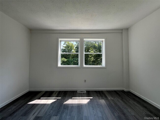 Building Photo - 161 White Sulphur Rd