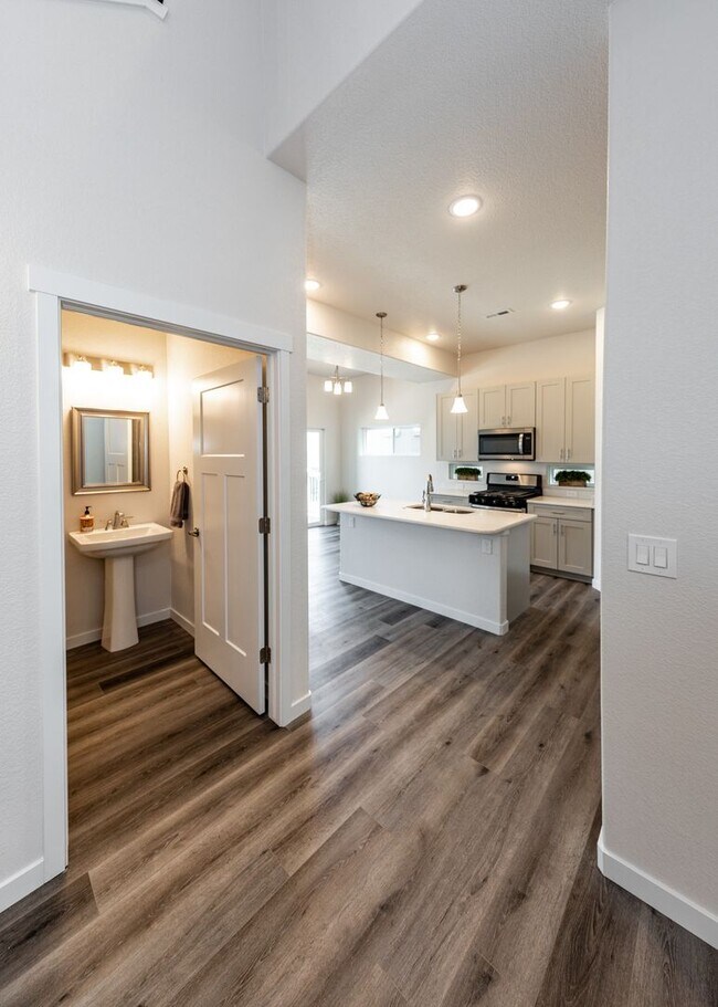 Building Photo - End Unit Townhome in Mountain Shadows near...