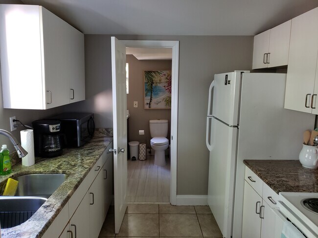 full kitchen, Galley style - 3050 York St S