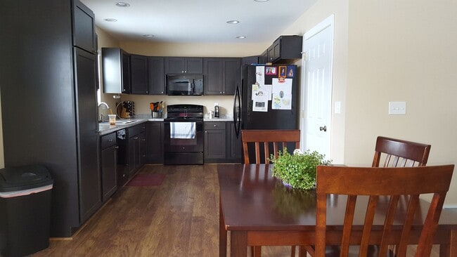 Building Photo - 3 Bedroom Duplex