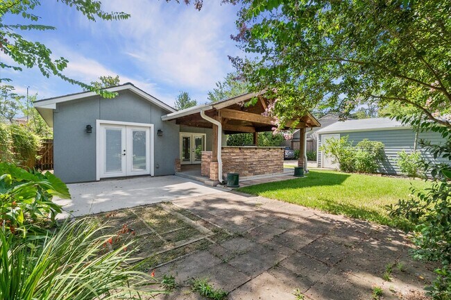 Building Photo - 1320 Woodvine Dr