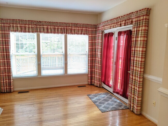 Building Photo - Townhouse in Spring Ridge community - OAKDALE school district - available before the holidays!