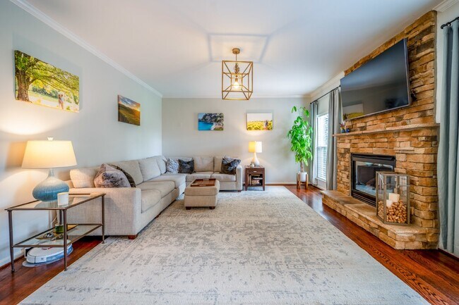 Building Photo - Stunningly Updated Home in Evergreen Meado...