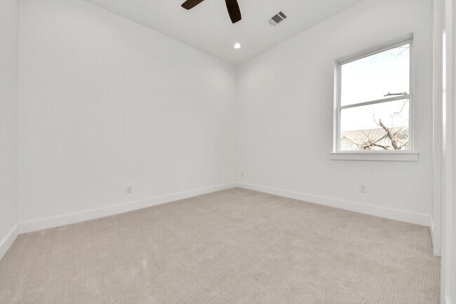 Building Photo - 3407 Hutchins St