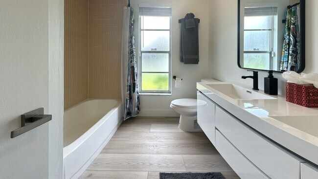 Building Photo - 2780 Landmark Dr