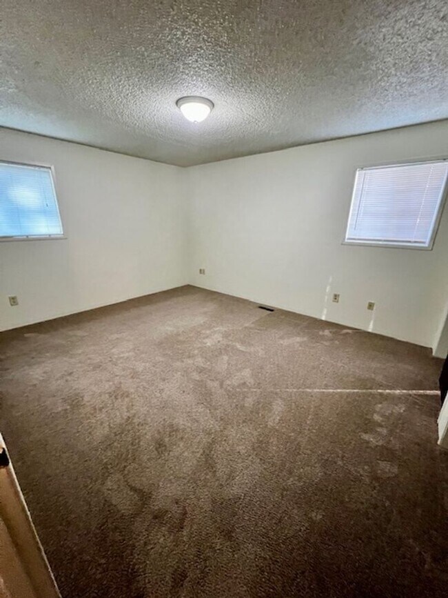 Building Photo - Spacious 2 Bed / 1.5 Bath Triplex in Quiet Clarkston Neighborhood