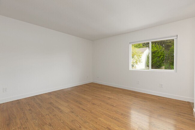 Building Photo - Updated Townhome in El Camino Club Estates!