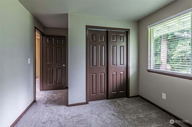 Building Photo - Immaculate & HUGE 5-Bedroom Home in Desira...