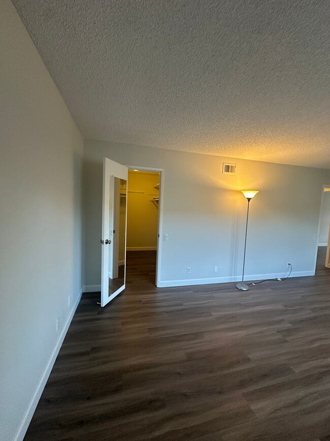 Building Photo - Condo, ready for move-in!