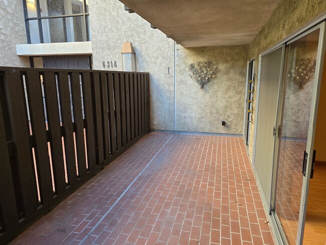 Building Photo - Updated Two Bedroom Condo in Fashion Valle...