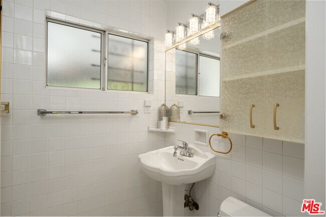 Building Photo - 256 S Doheny Dr
