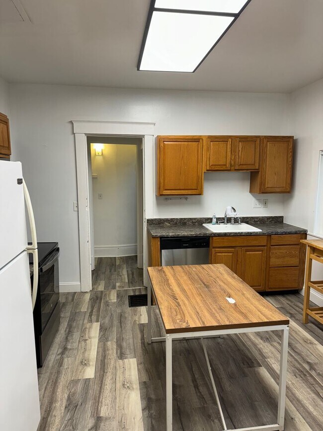 Building Photo - 841 E University Ave