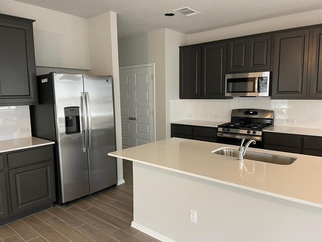 Building Photo - 100 Crescent St