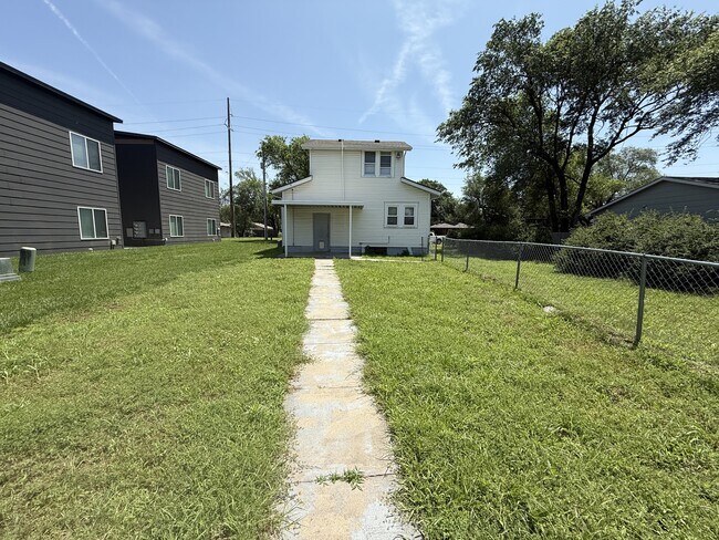 Building Photo - 915 N Hoover Rd