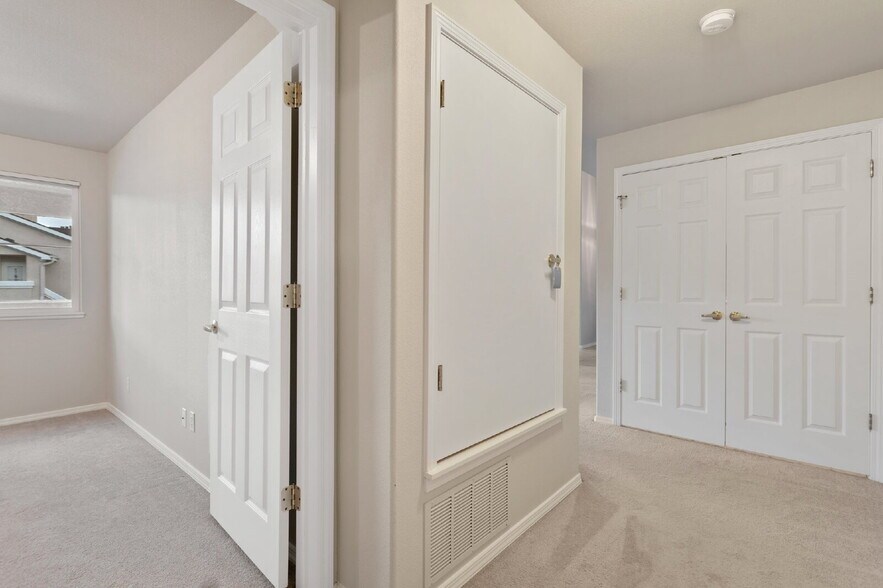 Building Photo - Stylish 3-Bed Condo in Gated Community – J...
