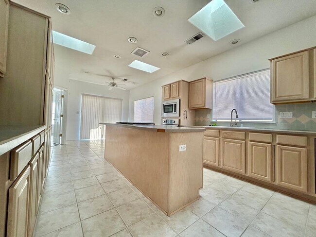 Building Photo - 711 Tramway Pl NE