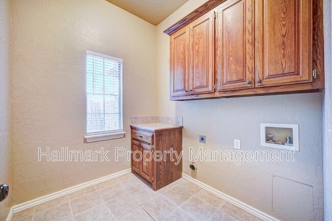 Building Photo - 1042 Hidden Oaks Way