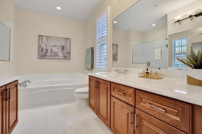 Building Photo - 642 NW 38th Cir