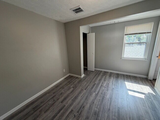 Building Photo - Charming 3-Bedroom Apartment in the Heart of Jeffersonville   All Utilities Included