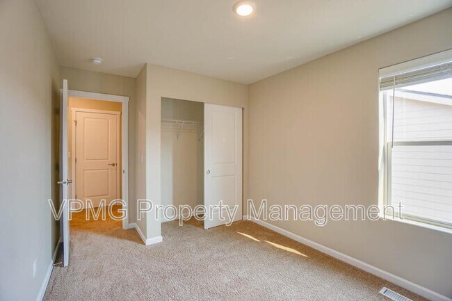 Building Photo - 7104 NE 155th Pl