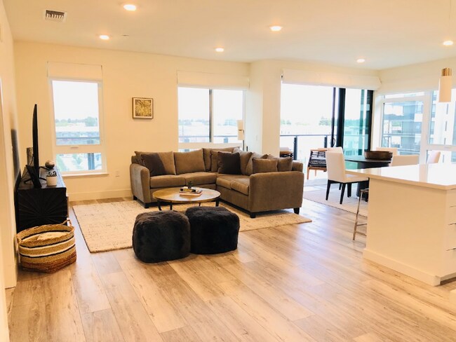 Building Photo - 3578 Rambla Pl