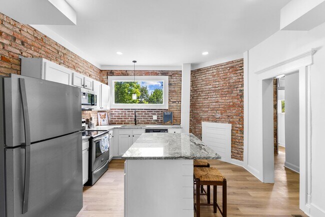 Building Photo - 1399 E Long St