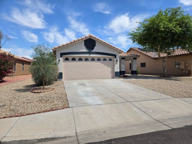 Building Photo - 3 bed, 2 bath in Surprise