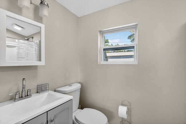 Building Photo - 823 Avenida Hermosa