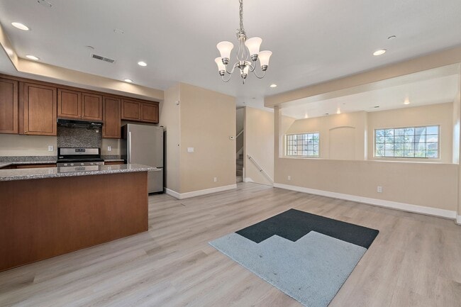 Building Photo - 3 bedroom 2.5 bath townhome with multiple levels!