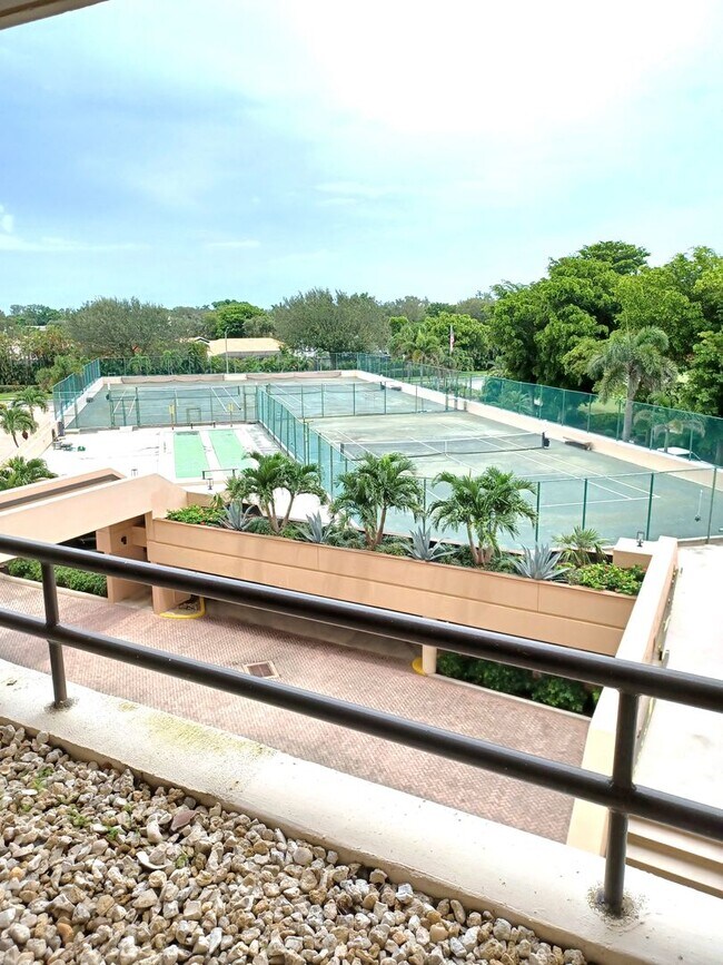 Building Photo - 5260 S Landings Dr