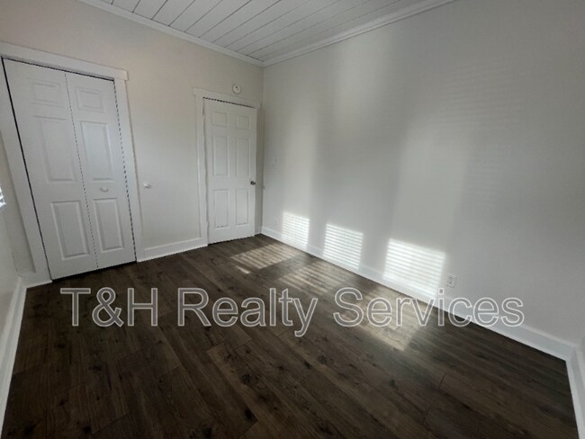 Building Photo - 5956 E Beechwood Ave