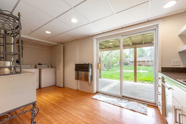 Building Photo - Spacious Ranch Close to Campus