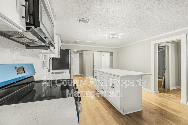 Building Photo - 2845 3rd Ave SW