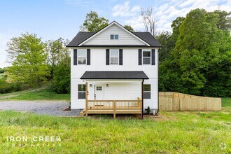 Building Photo - Modern 3-Bed/2.5-Bath Home with Fenced Yar...
