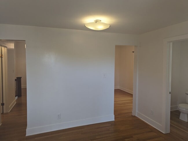 Building Photo - COMING SOON-A sunny top floor flat, 3 bedrooms, 2 bathrooms, living room and large kitchen with p...