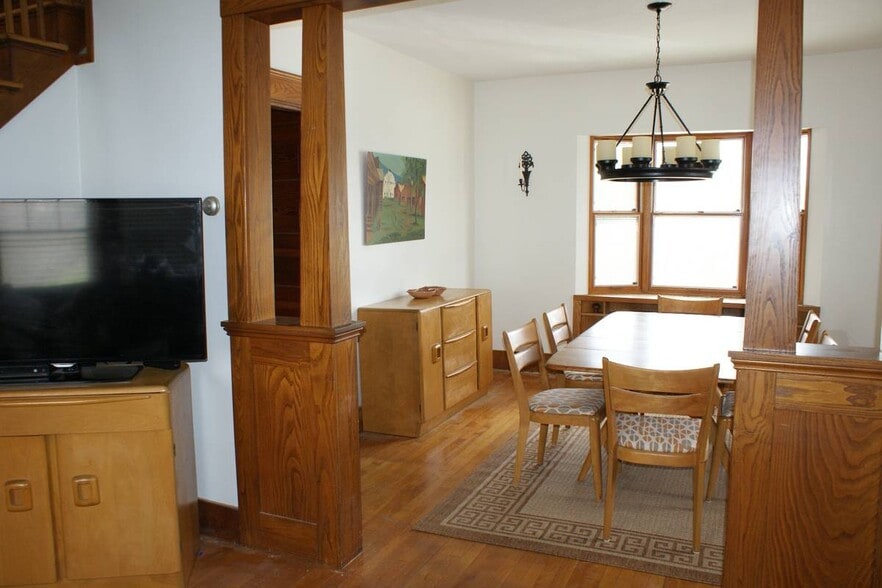 Building Photo - 319 Bridge St