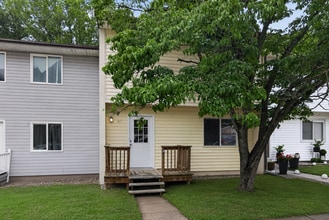Building Photo - Spacious 3 Level Stafford Townhouse