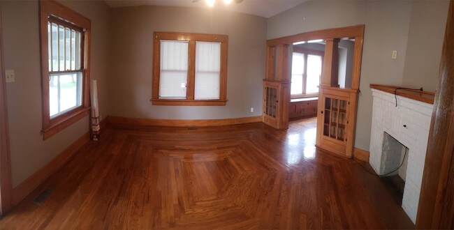 Building Photo - 105 S Barnes St