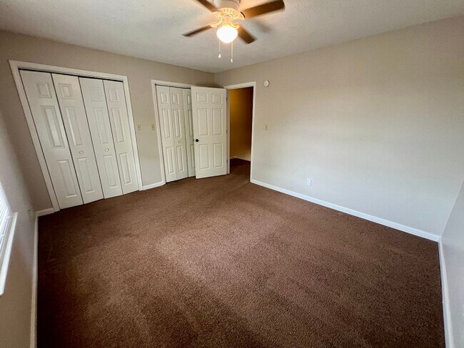 Building Photo - 860 Village Ct