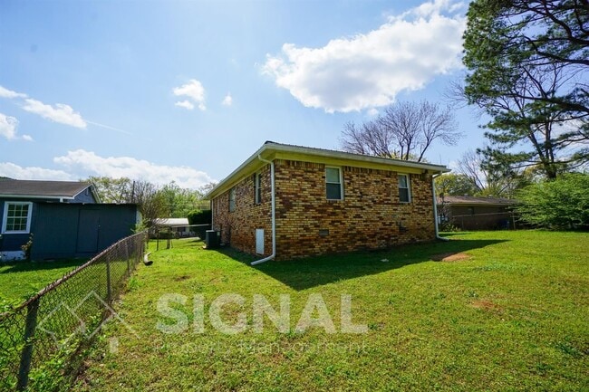 Building Photo - 2425 Circle Dr