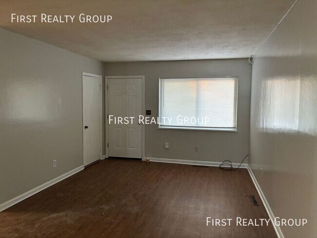 Building Photo - 2214 Alpena Ave